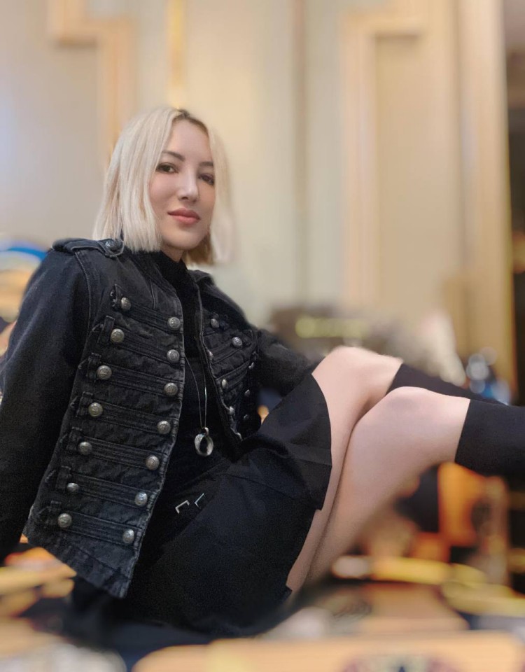 妻子初次接受三人行小说,午夜高清完整版